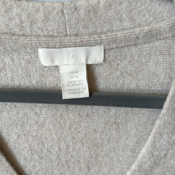 H&M v-neck slightly oversized sweater in oatmeal colour - Picture 2 of 2